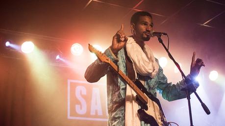 Oriente y Occidente Inundan la Sala X Oriente y Occidente Inundan la Sala X