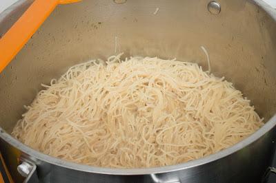 Fideos chinos al miso con brócoli y salchichas sin gluten