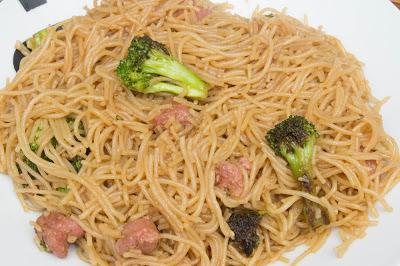 Fideos chinos al miso con brócoli y salchichas sin gluten