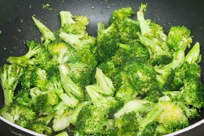 Fideos chinos al miso con brócoli y salchichas sin gluten