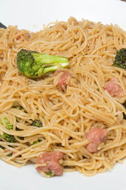 Fideos chinos al miso con brócoli y salchichas sin gluten