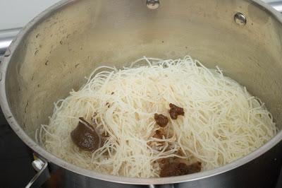 Fideos chinos al miso con brócoli y salchichas sin gluten