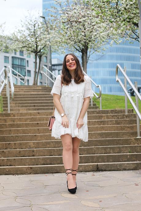 Outfit con vestido blanco para el buen tiempo