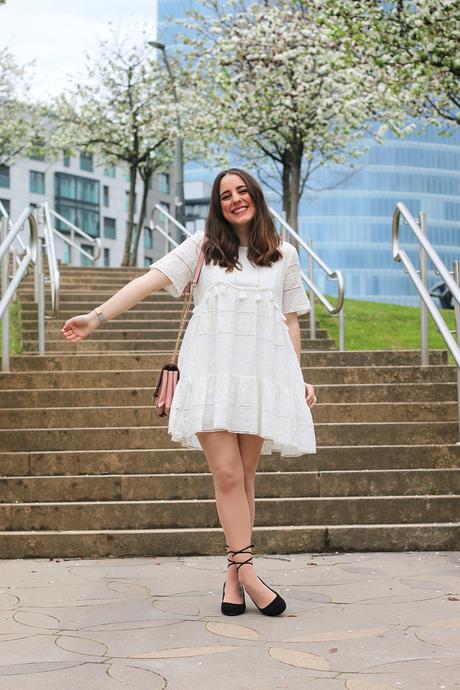 Outfit con vestido blanco para el buen tiempo