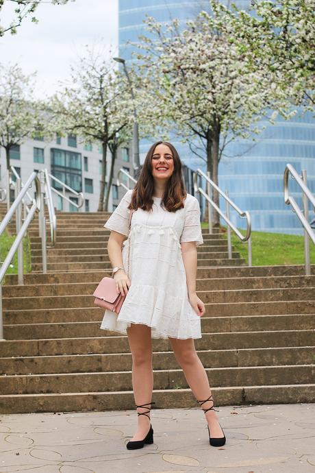 Outfit con vestido blanco para el buen tiempo