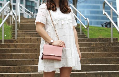 Outfit con vestido blanco para el buen tiempo