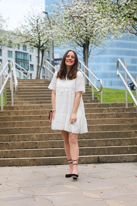 Outfit con vestido blanco para el buen tiempo