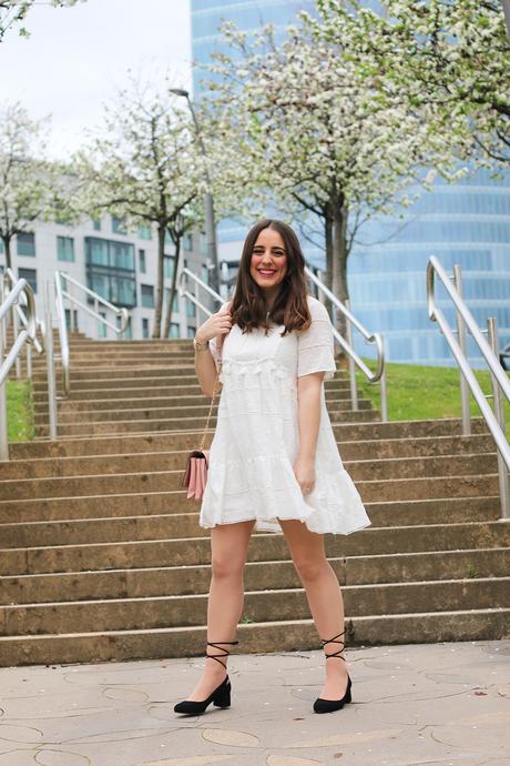 Outfit con vestido blanco para el buen tiempo