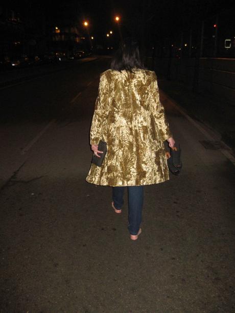 Sola y de noche. Sola y de noche.