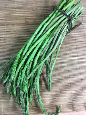 Espárragos A La Plancha Envueltos En Salmón Con Brandada De Bacalao