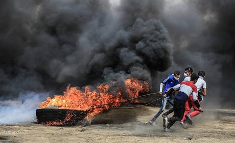 quema de neumáticos al lado de la cerca fronteriza con Israel (página de Facebook, Shehab, 20 de abril de 2018). 