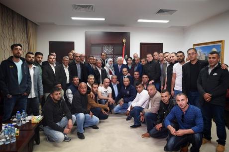 Abu Mazen se reunió en su oficina en Ramallah con presos palestinos que pasaron más de 15 años de prisión en cárceles israelíes (Agencia de noticias Wafa, 22 de abril de 2018)