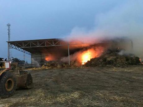 Fuego en un pajar en Kibbutz Kissufim como resultado de un barrilete en llamas (página de Facebook Shehab, 21 de abril de 2018)