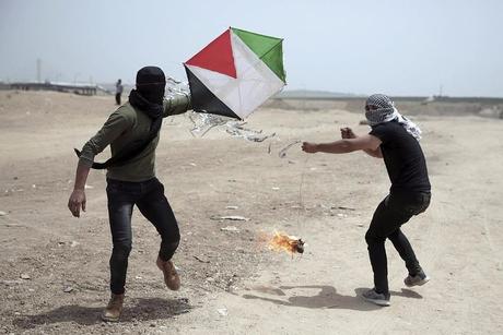 los palestinos disparan un barrilete encendido desde el centro de la Franja de Gaza a Israel (cuenta de Twitter PALINFO, 21 de abril de 2018). 