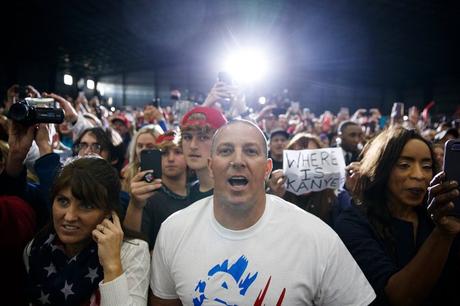 En un Washington muy diferente, Trump descarga una letanía de adversarios