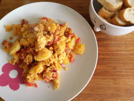 HUEVOS REVUELTOS CON PATATAS Y PIMIENTOS #ASALTABLOGS HUEVOS REVUELTOS CON PATATAS Y PIMIENTOS #ASALTABLOGS