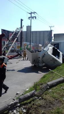 TIRA TRÁILER SEÑALIZACIÓN Y POSTE EN PASEO TOLLOCAN