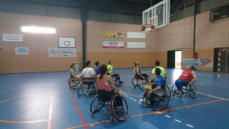 Jóvenes nazarenos descubren el baloncesto en silla de ruedas