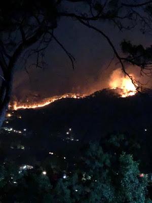 TRABAJAN COMBATIENTES PARA EXTINGUIR FUEGO EN VALLE DE BRAVO