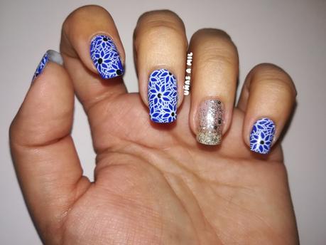 Diseño de uñas en azul con flores