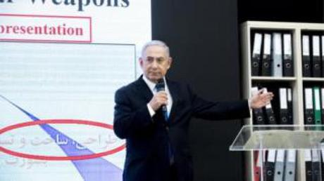 El primer ministro israelí, Benjamin Netanyahu, en el escenario presenta documentos presuntamente robados de los archivos nucleares de Irán