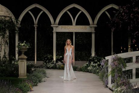 Atelier Pronovias abrió la Barcelona Bridal Week 2018 con vestidos únicos para novias cada vez más atrevidas y sensuales