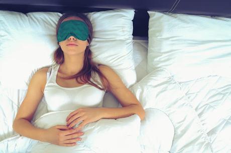 Las mujeres necesitan dormir más que los hombres porque tienen un cerebro más “activo”