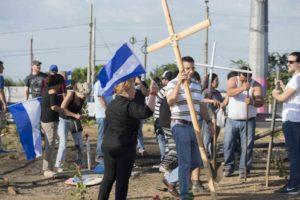 Mangua 1 de Mayo 2018.Una Cruz para el Estudiante asesinado en Abril ciudadanos de todos los sectores adornaron la rotonda Jaen Poal Jenni .Foto Uriel Molina/LA PRENSA