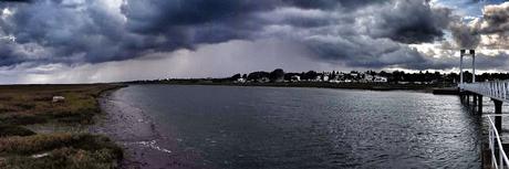 Nubes de tormenta sobre la costa de Tavira, Portugal.