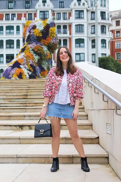 Outfit con bomber de flores y falda vaquera