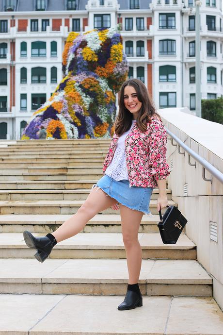 Outfit con bomber de flores y falda vaquera