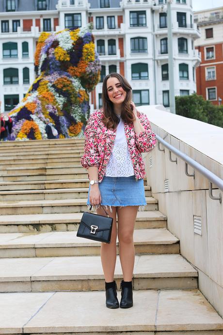 Outfit con bomber de flores y falda vaquera