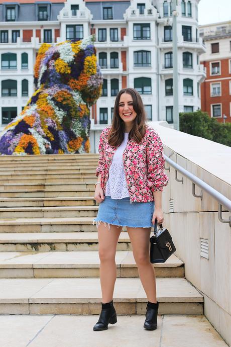 Outfit con bomber de flores y falda vaquera