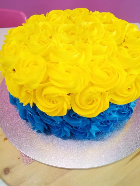 LAYER CAKE  ROSAS DE BUTTERCREAM EN COLORES MINION