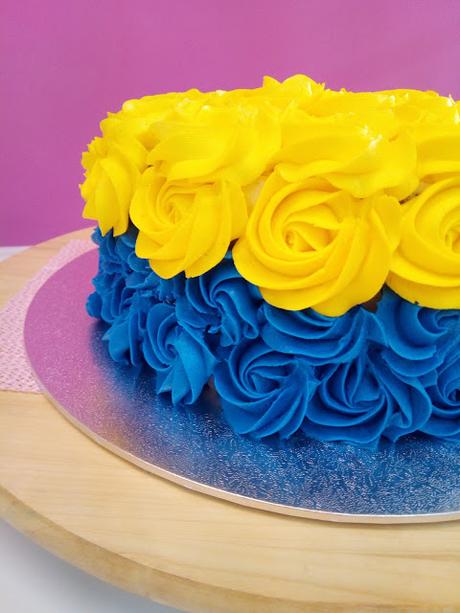 LAYER CAKE  ROSAS DE BUTTERCREAM EN COLORES MINION