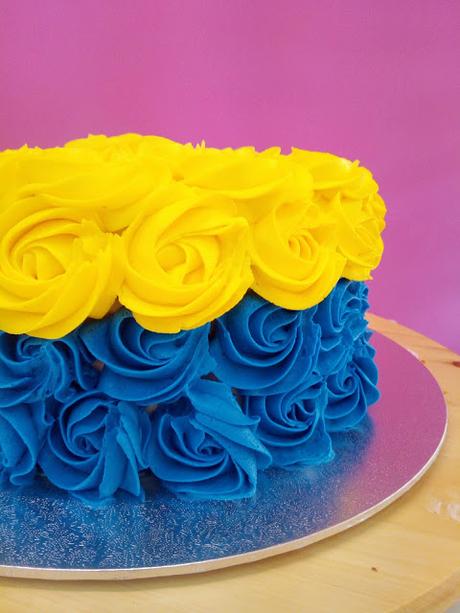 LAYER CAKE  ROSAS DE BUTTERCREAM EN COLORES MINION