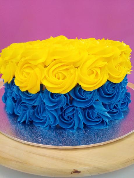 LAYER CAKE  ROSAS DE BUTTERCREAM EN COLORES MINION