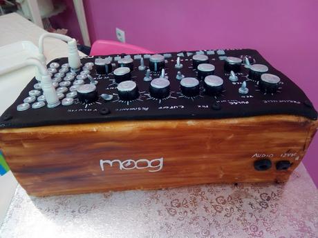 TARTA SINTETIZADOR MOOG MOTHER 32