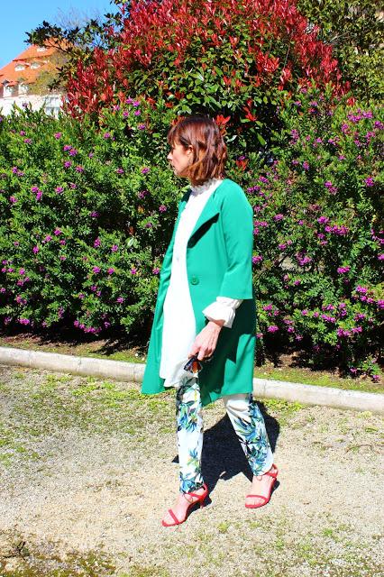 MIS LOOKS - ABRIGO VERDE Y PANTALÓN FLORES