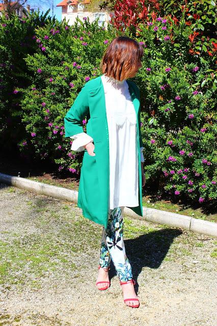 MIS LOOKS - ABRIGO VERDE Y PANTALÓN FLORES