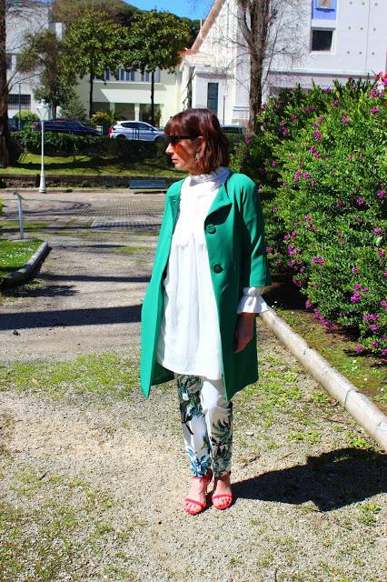 MIS LOOKS - ABRIGO VERDE Y PANTALÓN FLORES