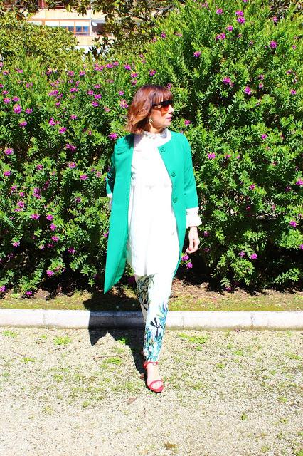 MIS LOOKS - ABRIGO VERDE Y PANTALÓN FLORES