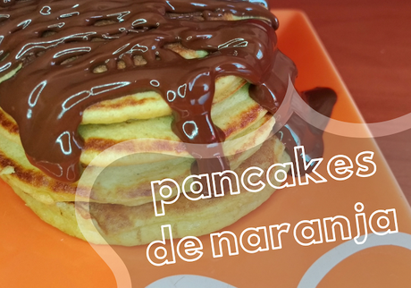 Pancakes o tortitas de avena y naranja con chocolate por encima merienda o desayuno saludable para peques Pancakes o tortitas de avena y naranja con chocolate por encima merienda o desayuno saludable para peques