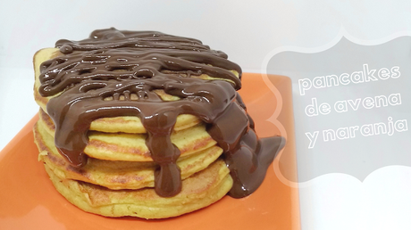 Pancakes o tortitas de avena y naranja con chocolate por encima merienda o desayuno saludable para peques Pancakes o tortitas de avena y naranja con chocolate por encima merienda o desayuno saludable para peques