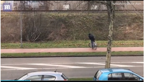 Un ciclista lucha contra fuertes vientos en un entretenido paseo