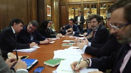 Los hombres de negro La comisión del modelo autonómico sigue hoy su trabajo con Romay Beccaría