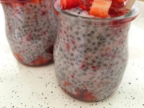 recetas con chia Pudding de semillas de chía con fresas postres tipo pudding postres en vasitosç postres con fresas postres con chia postre sano merienda con fresa   