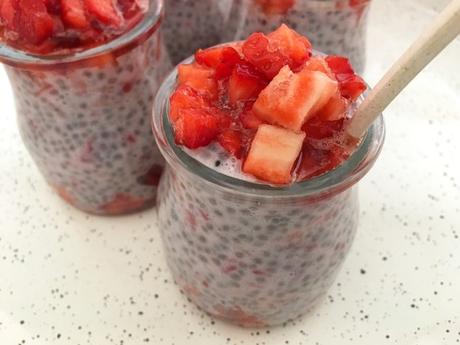 recetas con chia Pudding de semillas de chía con fresas postres tipo pudding postres en vasitosç postres con fresas postres con chia postre sano merienda con fresa   