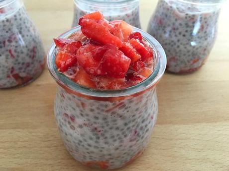 recetas con chia Pudding de semillas de chía con fresas postres tipo pudding postres en vasitosç postres con fresas postres con chia postre sano merienda con fresa   