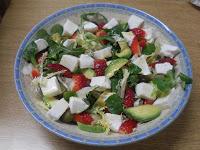 Ensalada mixta con fresones, aguacate y mozzarella